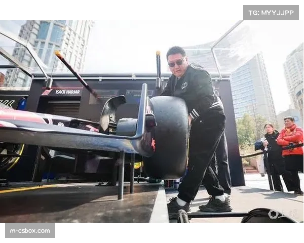 黄浦赛车节BMX表演观众拍摄视频在社交媒体广泛传播